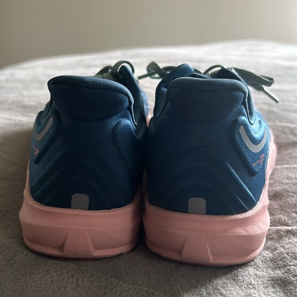 Women’s Altra Torin 7 in new condition, blue/pink size 7 - Picture 3 of 4